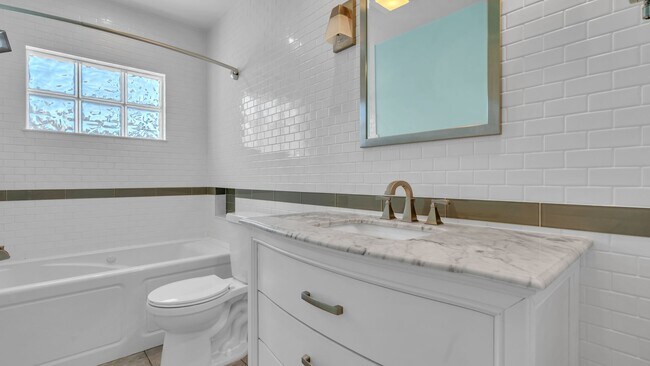 Building Photo - 3bed/2bath Home Off Treasure Island Causew...