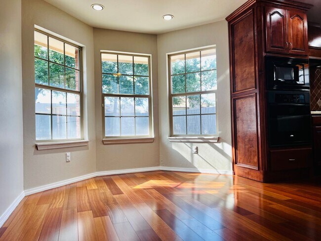 Building Photo - Gorgeous 3BD 2BA with Bonus Office Space in Del City!!