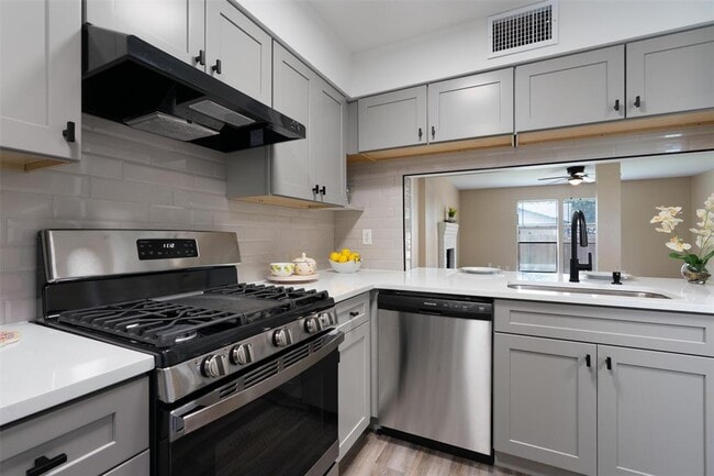 Building Photo - 6915 Woodhue Dr