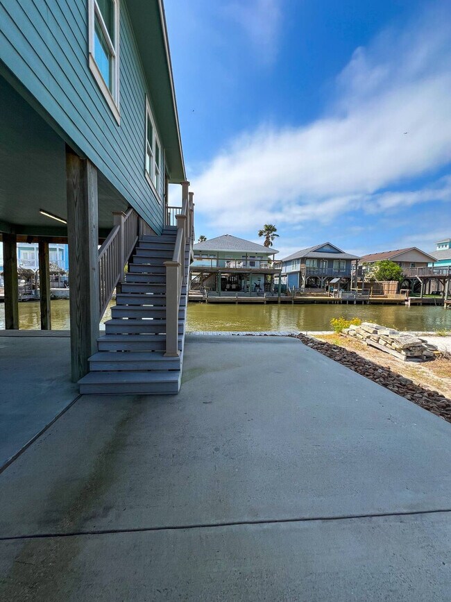 Building Photo - 4037 Summit Dr