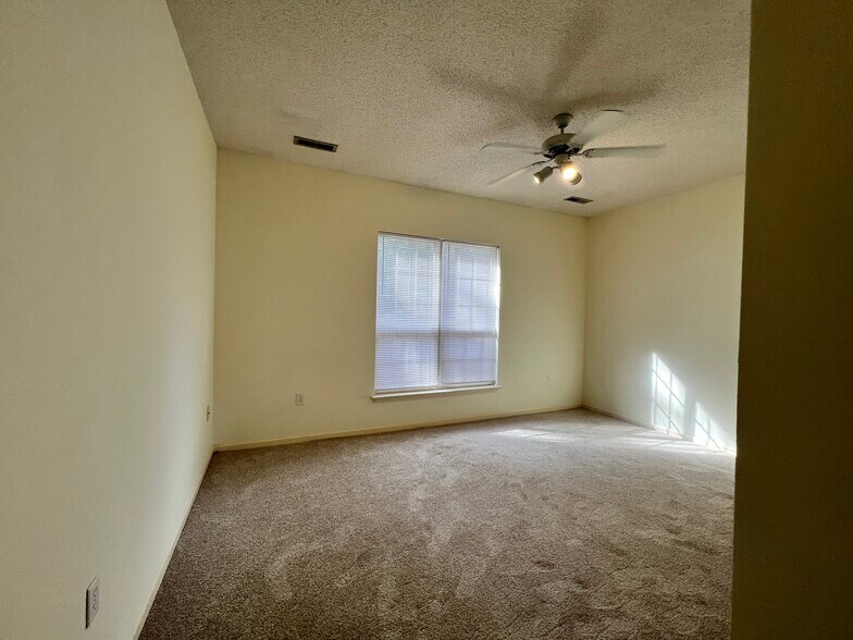 Building Photo - 1600 Sturdivant Dr