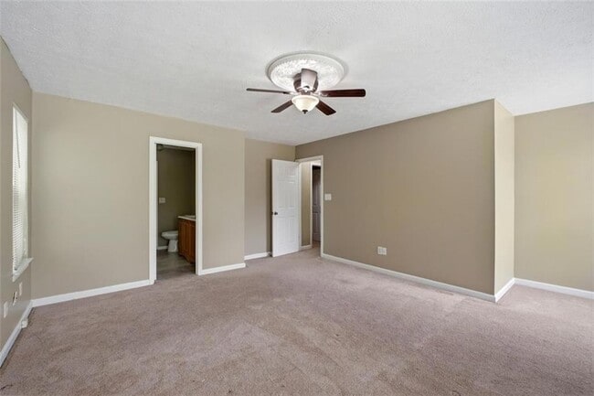 Building Photo - 800 Revena Dr