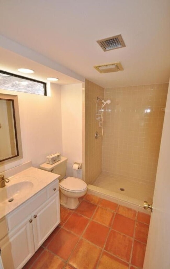 Building Photo - Fully furnished 2-Bedroom, 2-Bath Lakefron...