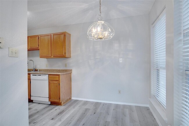 Building Photo - 215 Colt Ln