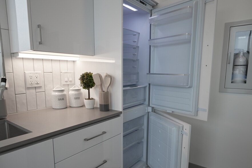 Building Photo - 2929 S La Brea Ave