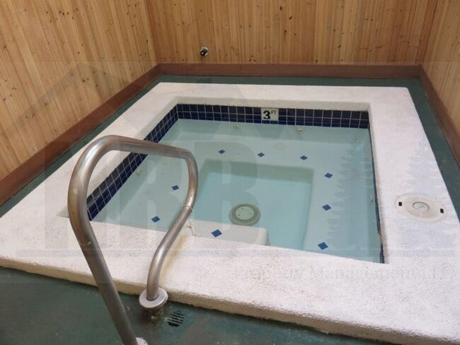 Building Photo - 1 Bd and 1 Ba Condo with pool, hot tub and sauna!