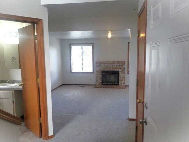 Building Photo - Two Level House in Summer Lake Neighborhood