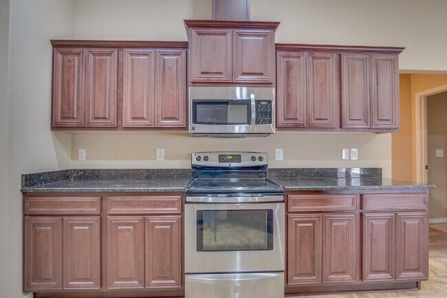 Building Photo - Twelve Oaks Plantation Home with Hardwood Floors, Fireplace & Fenced Backyard