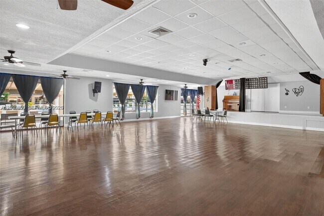 Building Photo - 2860 Somerset Dr