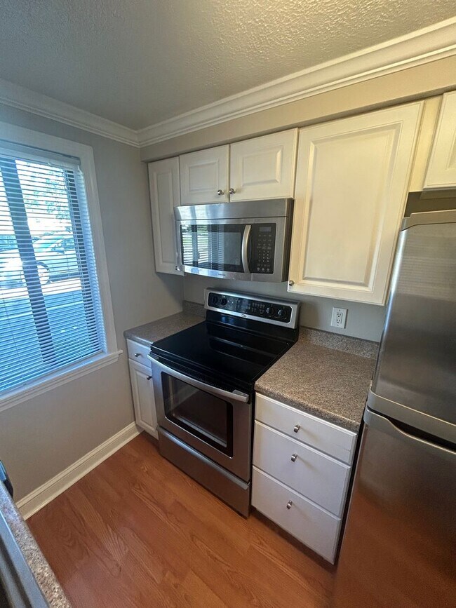 Building Photo - Modern 1 Bedroom Townhome in Prime Moon Township Location!