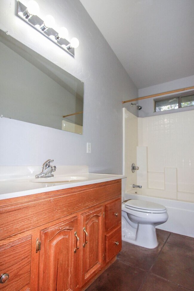 Building Photo - 202 Robinson Dr