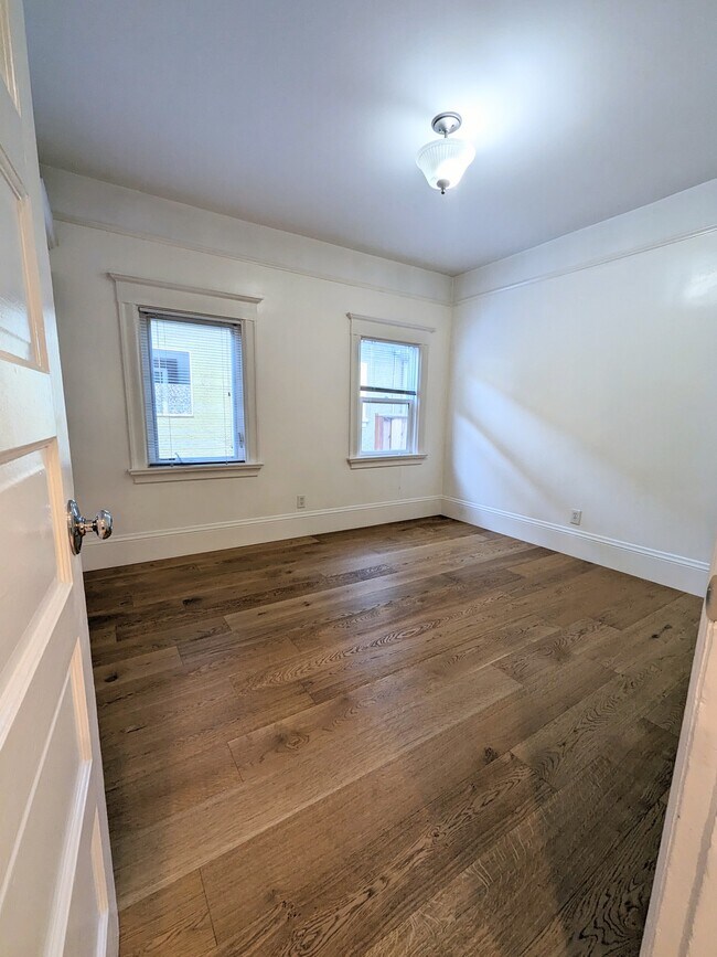 Building Photo - 678 Aileen St