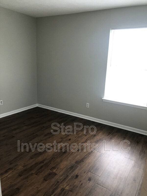 Building Photo - 114 Village St