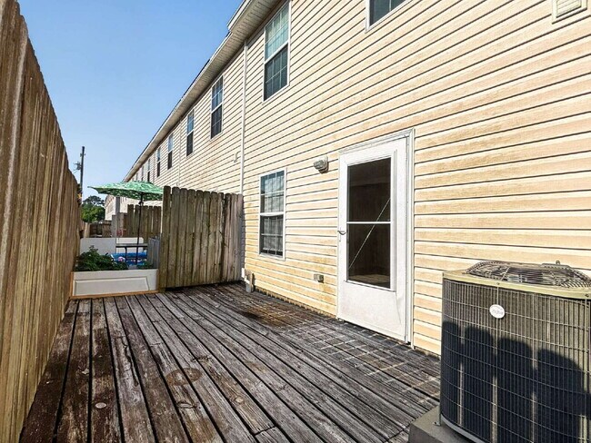 Building Photo - "Charming 2-Bed Townhouse Retreat on Scenic Oak Ln!"