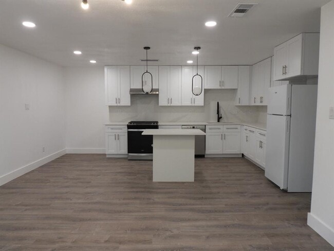 Building Photo - 1621 Rutland Dr