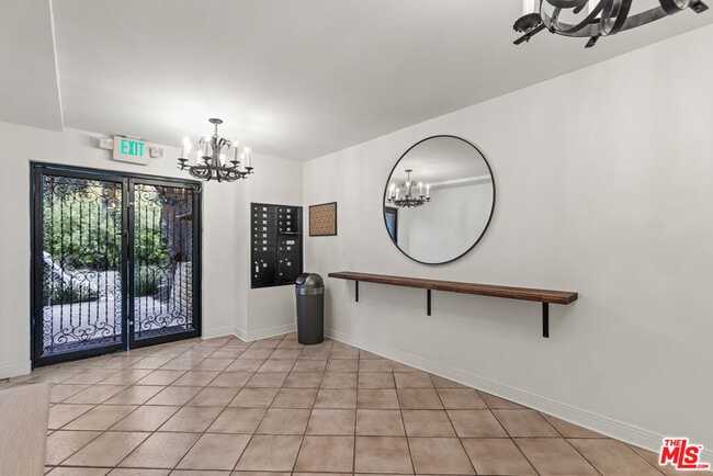 Building Photo - 6732 Hillpark Dr