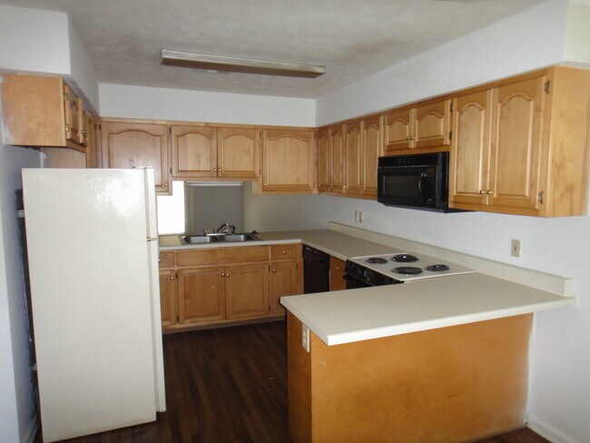 Building Photo - Three Bedroom on Veterans Available This F...