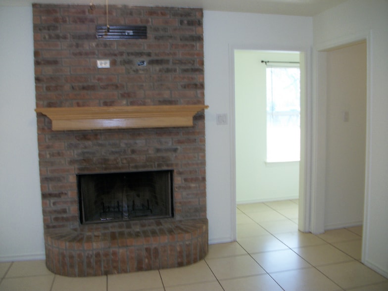 Building Photo - 715 N Pecan St