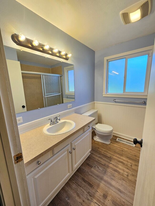 Building Photo - 3 Bedroom home in desirable neighborhood!