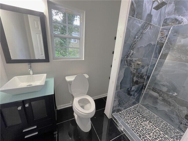 Building Photo - 376 Wellington St SW