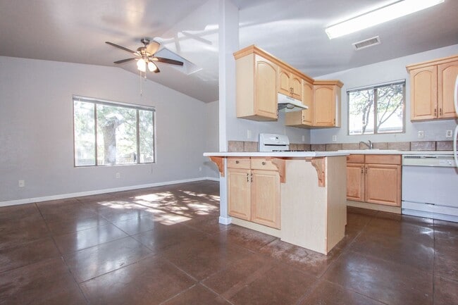 Building Photo - 202 Robinson Dr