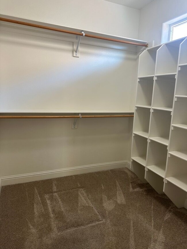 Building Photo - Located in the desirable Eagle Point Golf ...