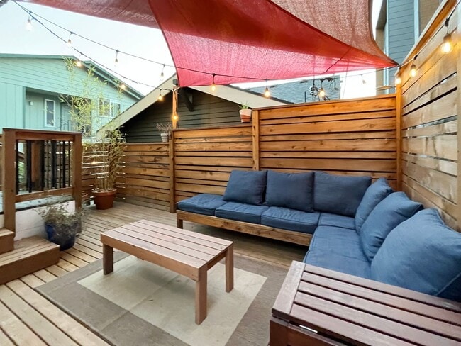 Building Photo - Light and Airy Townhome - Available April 10th