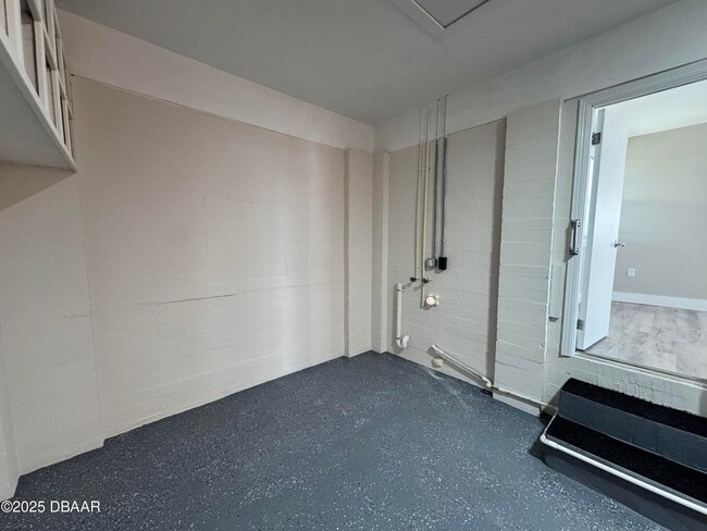 Building Photo - 127 Moore Ave