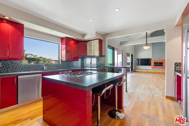 Building Photo - 8614 Hollywood Blvd