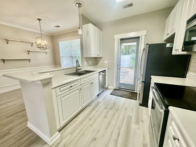 Building Photo - Spacious Townhome with a Private Courtyard in Westbury Park!