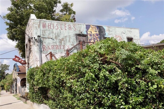 Building Photo - 1126 Chicon St