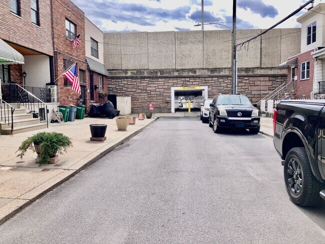 Building Photo - Marconi Plaza 3bd/2bth w/ Parking on Uniqu...