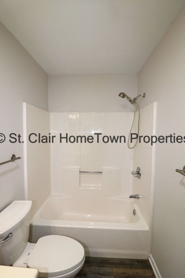 Building Photo - Upstairs Unit on Logan Martin Lake