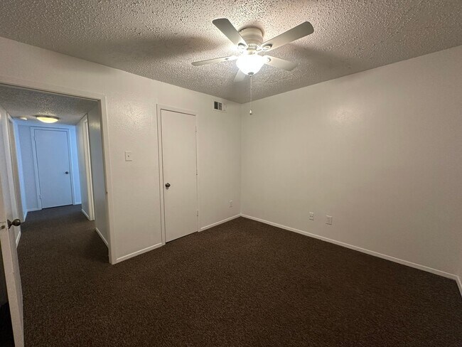 Building Photo - Charming 2-Bed Unit in Dallas! Community p...