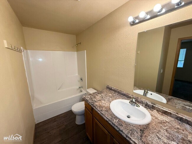 Building Photo - Beautiful 3 Bedroom Home in Tieton with Fully Fenced Backyard