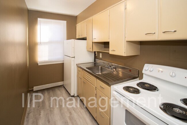 Building Photo - Spacious 2 BR 1BA Condo in South Euclid - ...