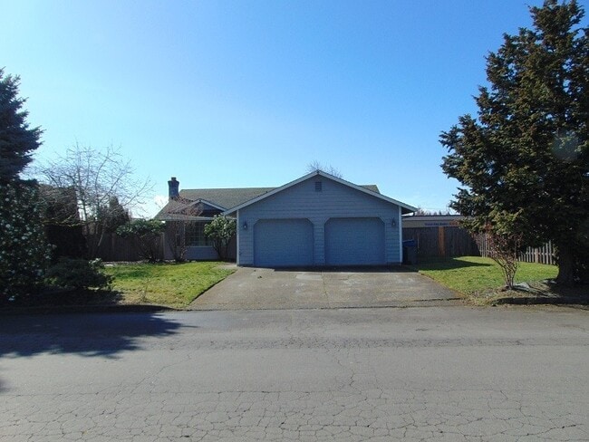 Building Photo - Enjoy Easy Living in Cascade Park with a Private Fenced Backyard