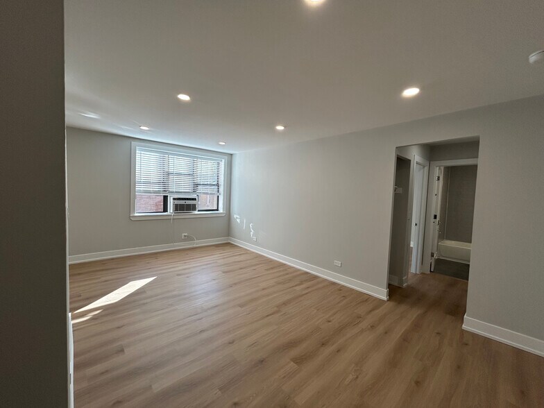 Building Photo - 540 W Aldine Ave