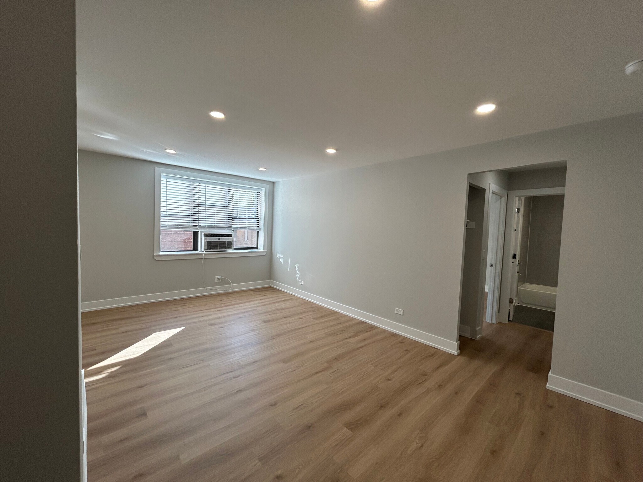 Building Photo - 540 W Aldine Ave