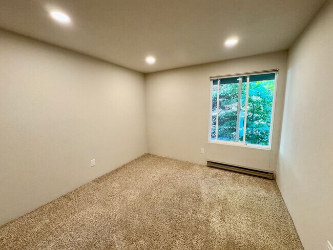 Building Photo - Woodlake Condo!!!