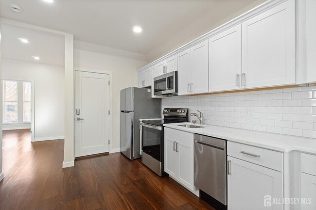 Building Photo - 824 George St