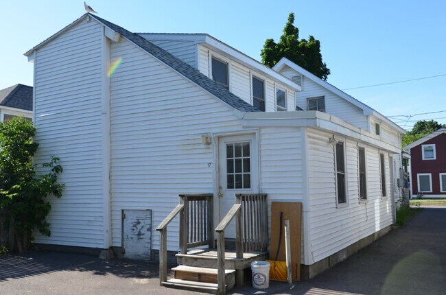 Building Photo - 15-17-17 Peru St