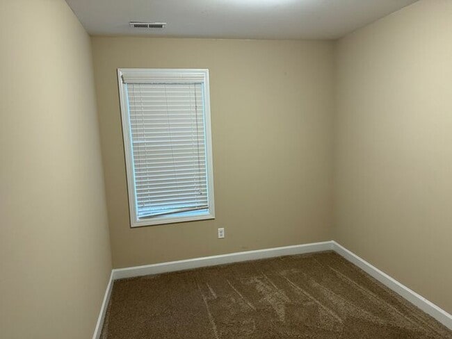 Building Photo - Nice Town Home near hospital in Concord.