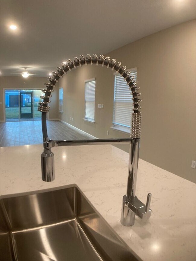 Building Photo - Stylish & Low-Maintenance Living in Oakleaf Community