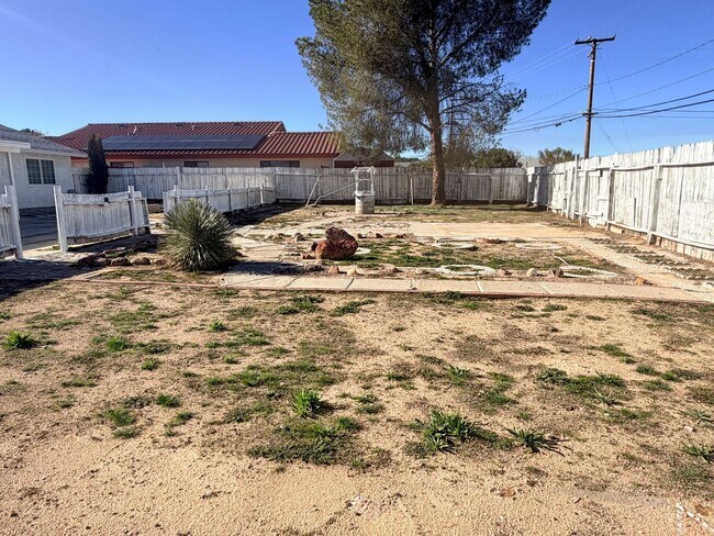 Building Photo - READY NOW! 3+2