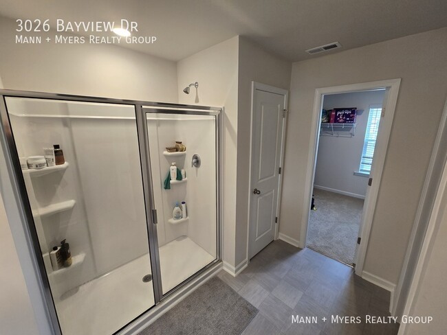 Building Photo - 3026 Bayview Dr