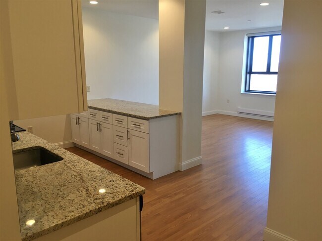 Building Photo - 875 Elm St