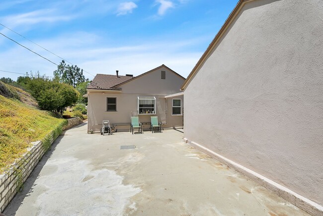 Building Photo - Great 3 Bedroom Home with Large Lot and NO...