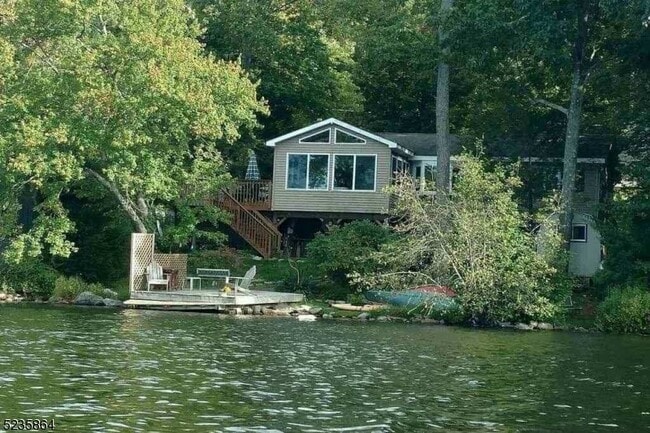 Primary Photo - 18 E Shore Trail