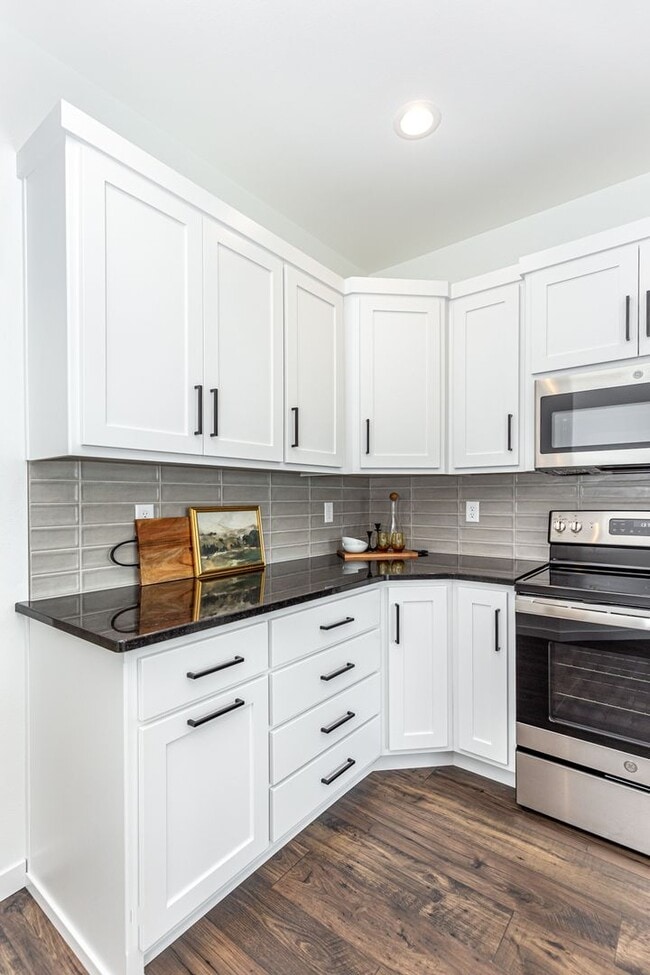 Building Photo - 3 Bed 2.5 Bath Single Family Home